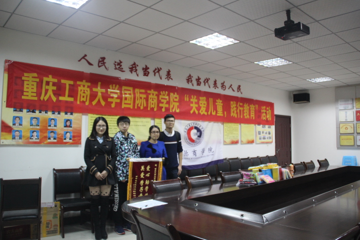 qmh官网学生与工作人员合影